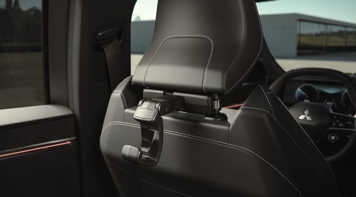 Nové Mitsubishi Eclipse Cross BEV: Háček na oblečení nebo zavazadlo